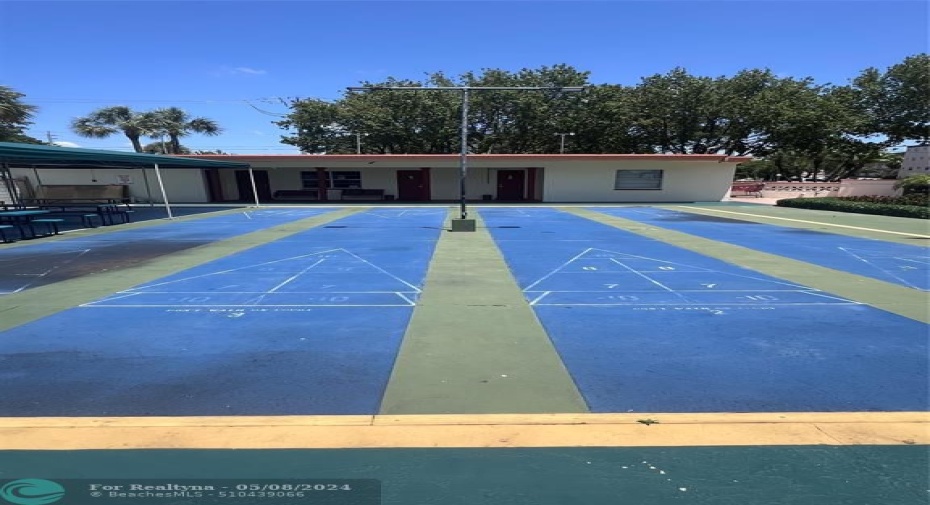Shuffle board