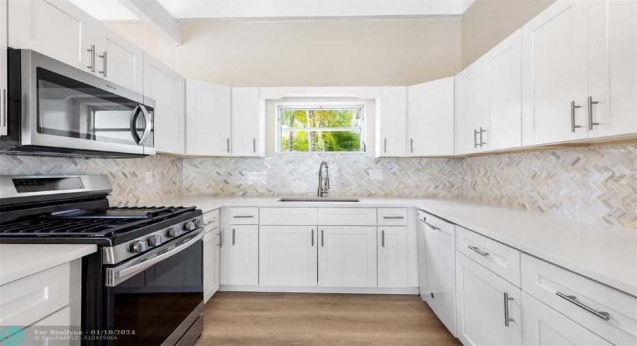 Updated Kitchen w/ Updated Appliances