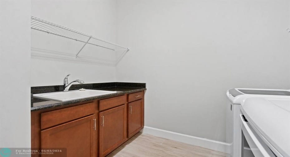 Laundry room with Sink, Cabinets and Counterspace