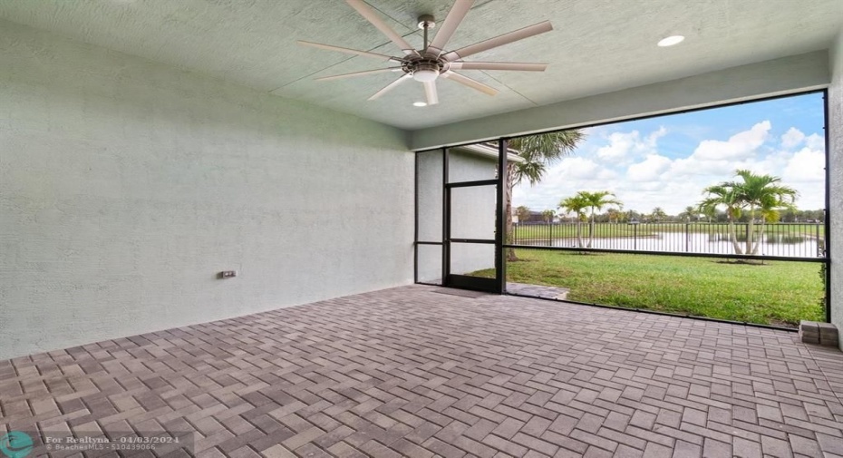 Closed in Lanai with perfect views of the Lake!
