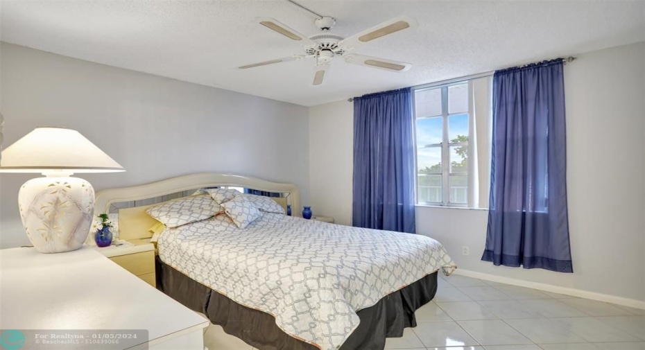 Large 2nd bedroom.