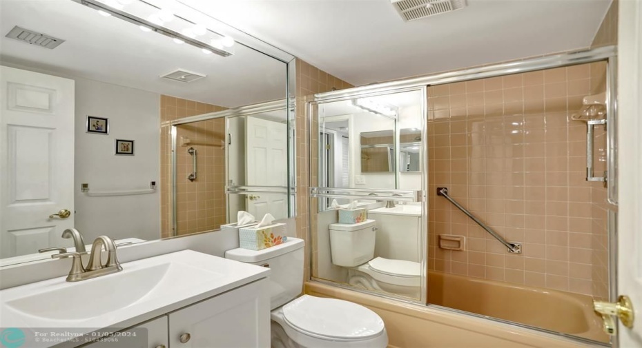 Full 2nd bathroom.