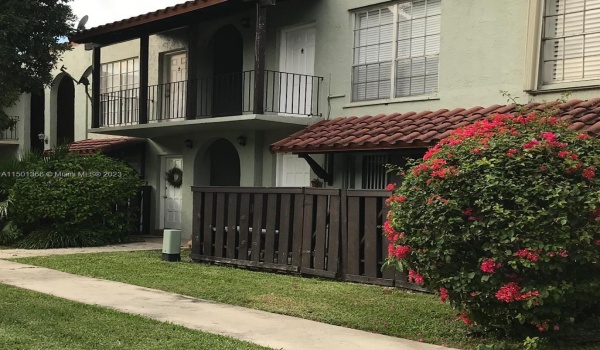 Fenced Patio - Exterior view