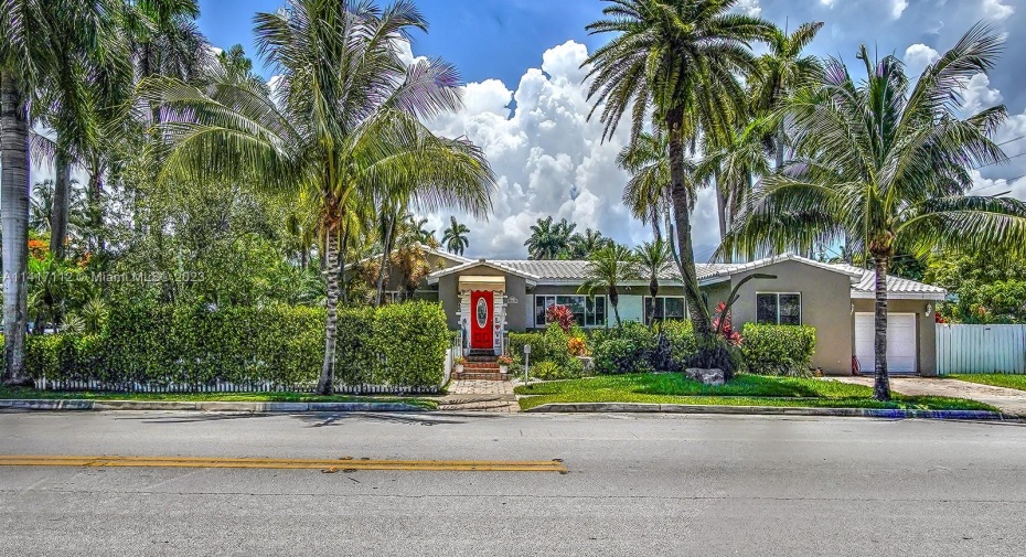 Exterior Shot of Hollywood Lakes Home
