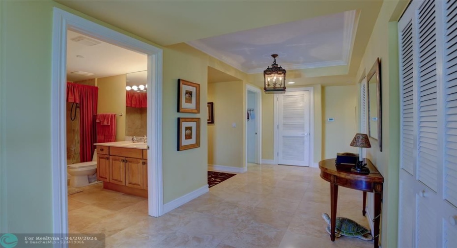 Entrance/foyer