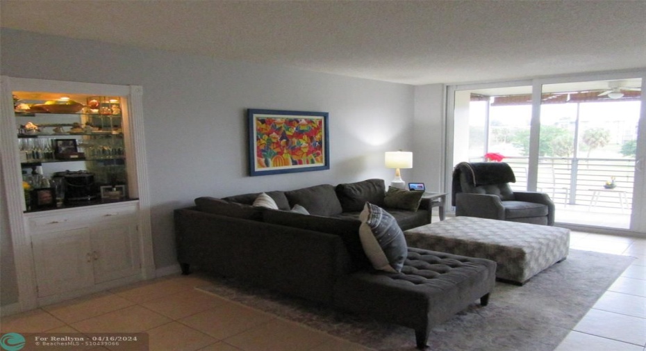 Livingroom with Built-In Bar Area