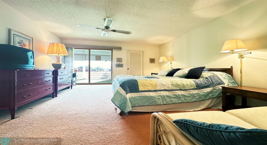 Opens to Florida Room
