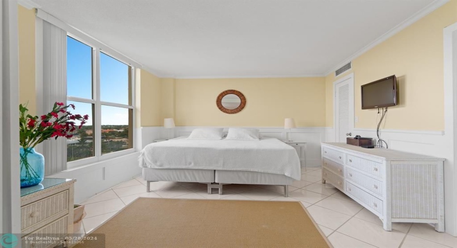 Has views of the Intercoastal waterways