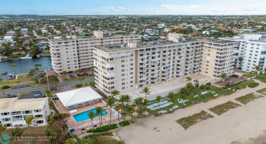 Hillsboro Le Baron features a range of facilities such as a private beach, pool, clubhouse, fitness center and allows residents to indulge in a lifestyle of comfort and convenience.