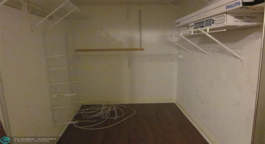 WALK-IN CLOSET GUESTBEDROOM