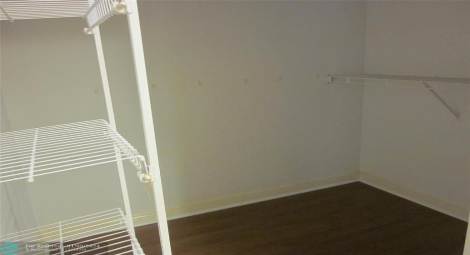 WALK-IN CLOSET MASTER BEDROM