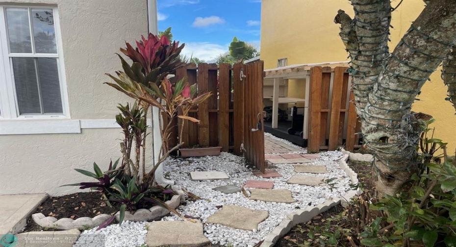 Fence Gate to go to the back yard