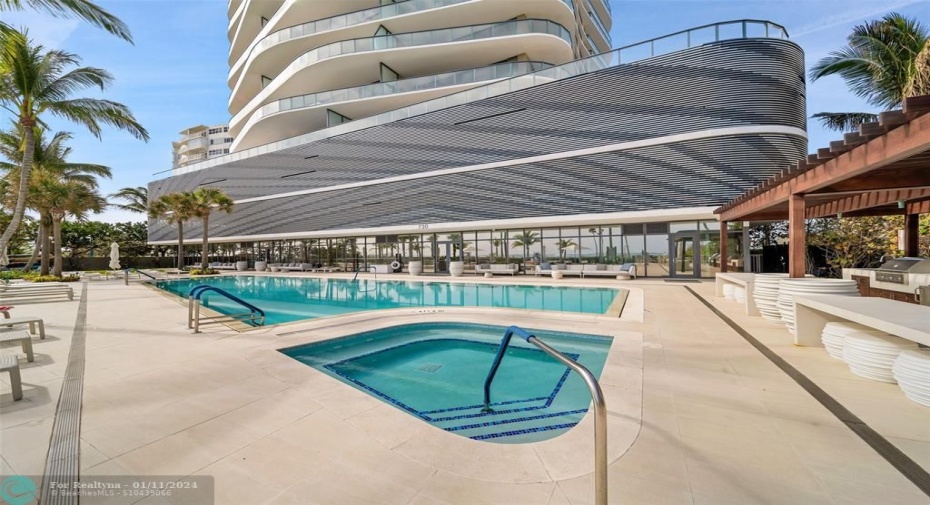 Heated saltwater pool & jacuzzi area