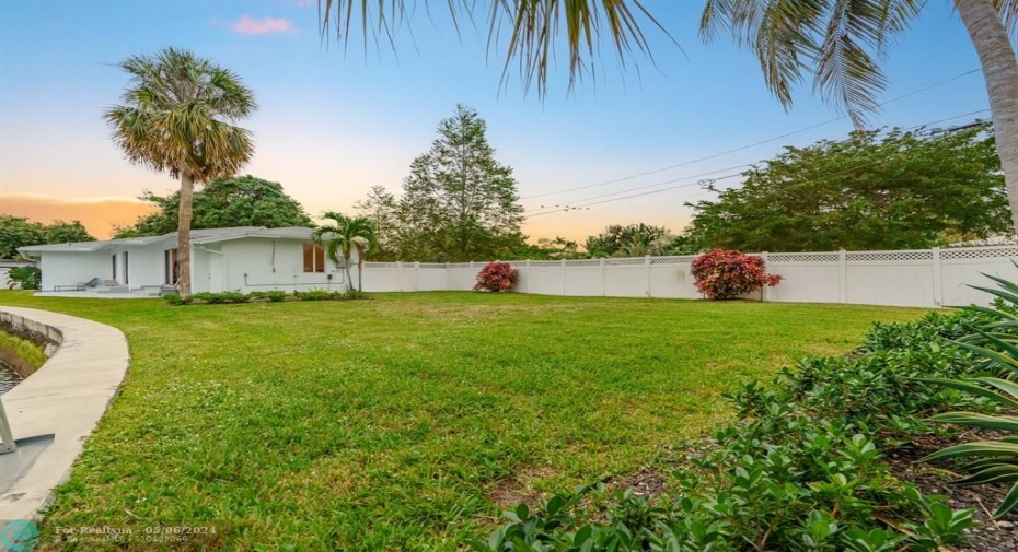 Large yard for a pool or expansion.