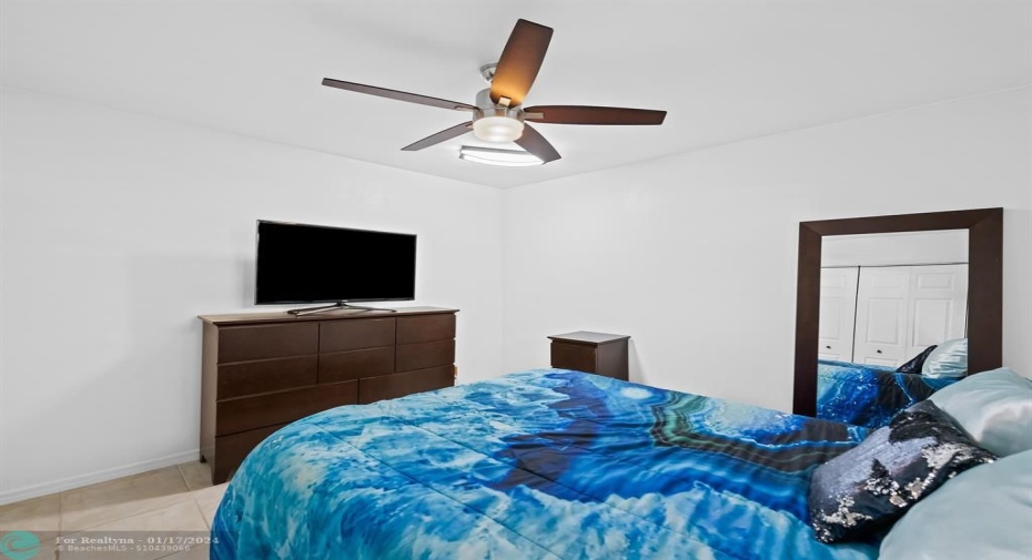 11400 NW 27th St bedroom