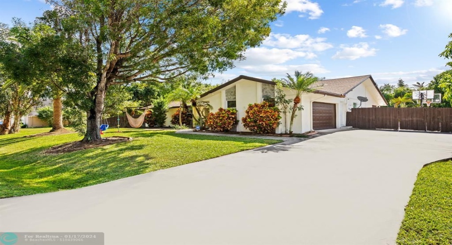 11400 NW 27th St, parking area