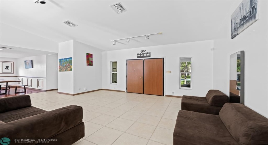 NW 27th St guest room