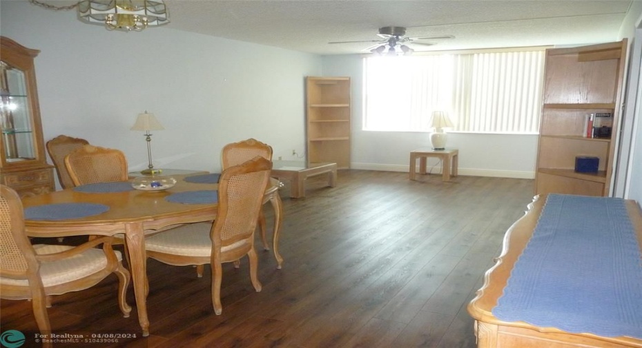 DINING/LIVING ROOM