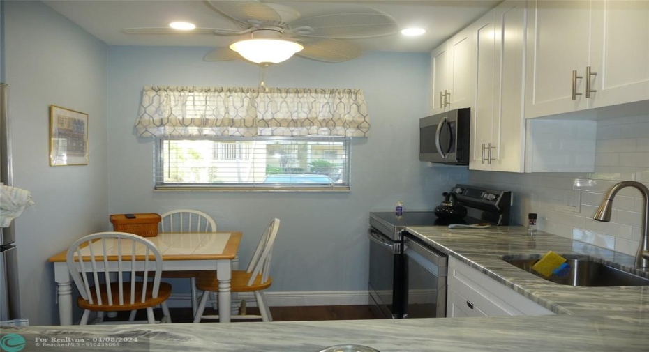 EAT-IN KITCHEN