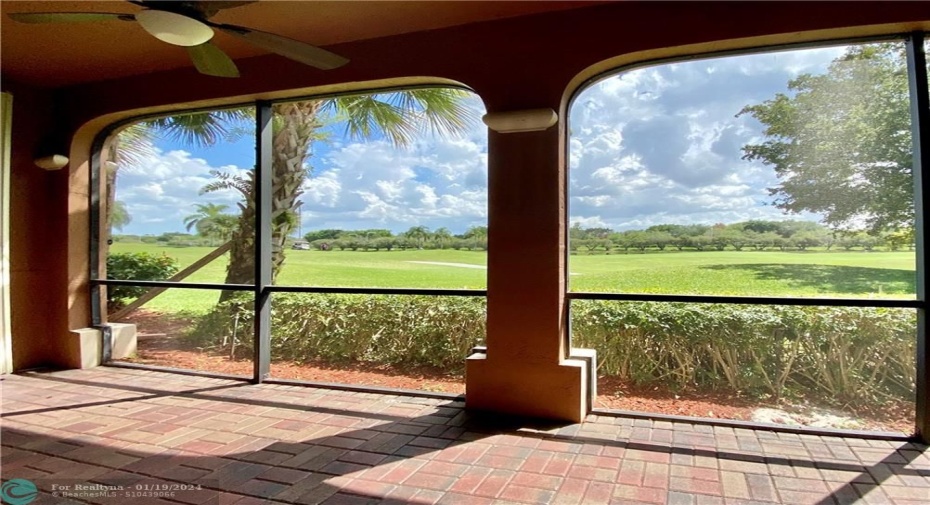 Covered and screened patio, great outdoor living area to enjoy the golf views.