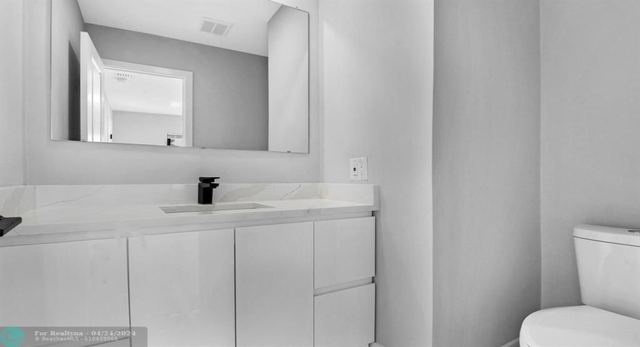 Half bath (Beroom #2)