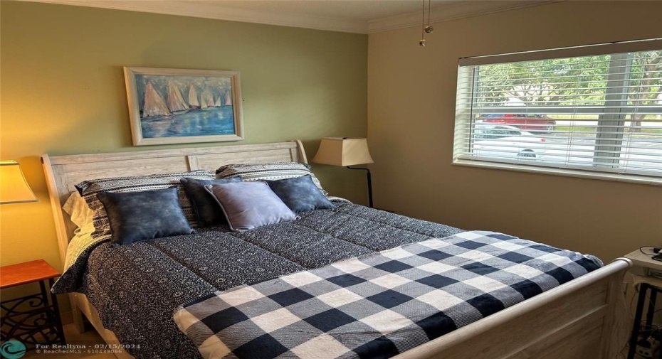 QUEEN BED