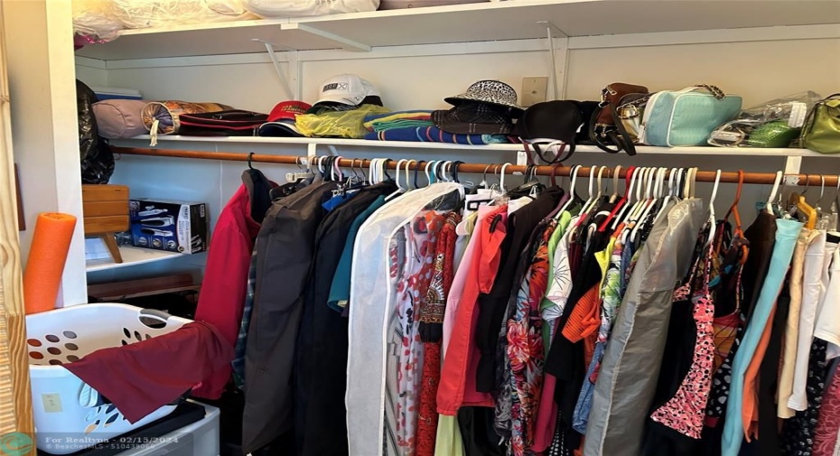WALKING CLOSET