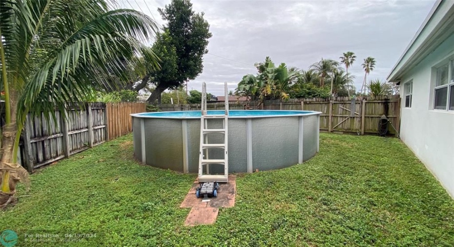 Above ground pool