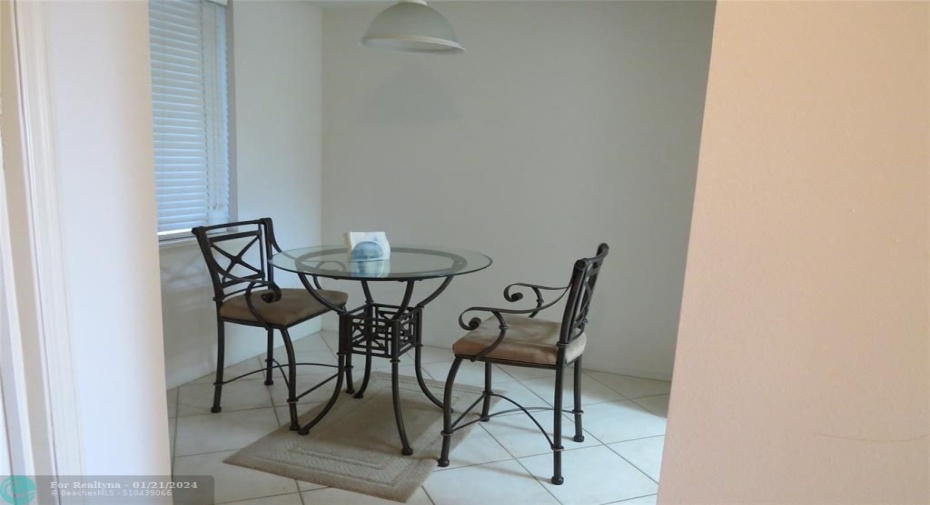 DEN/OFFICE/BREAKFAST NOOK
