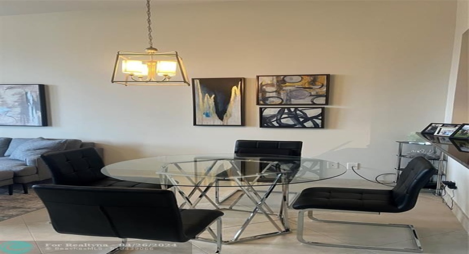 Full size dining area - very high vaulted ceilings !