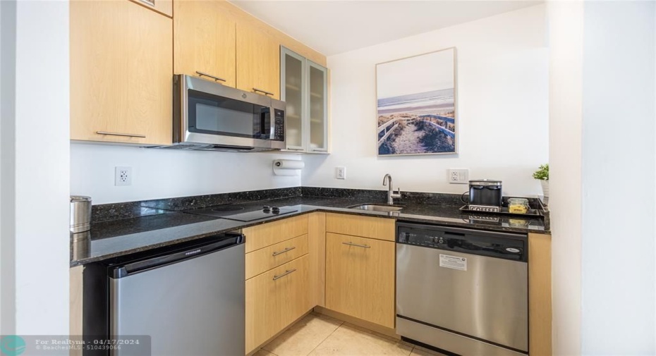 Kitchenette with all the cooking basics (no oven)