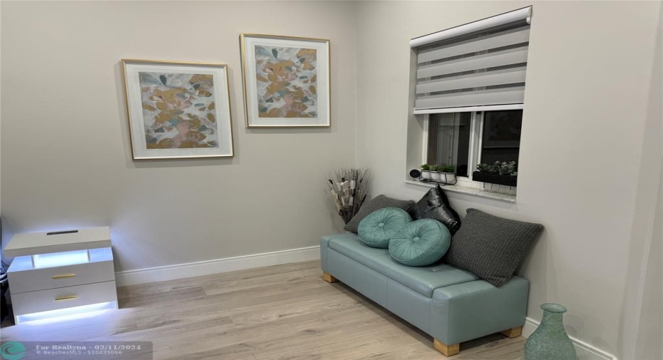 Side Sitting Area