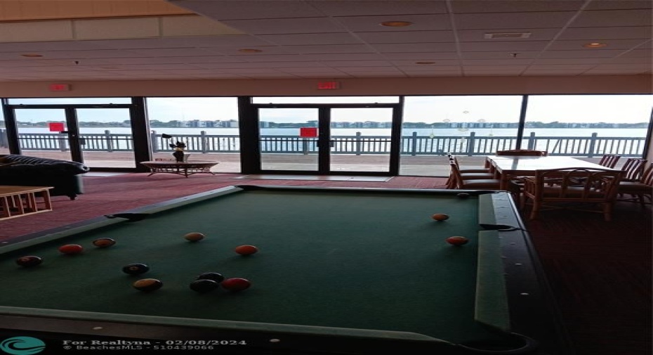 lounge pooltable