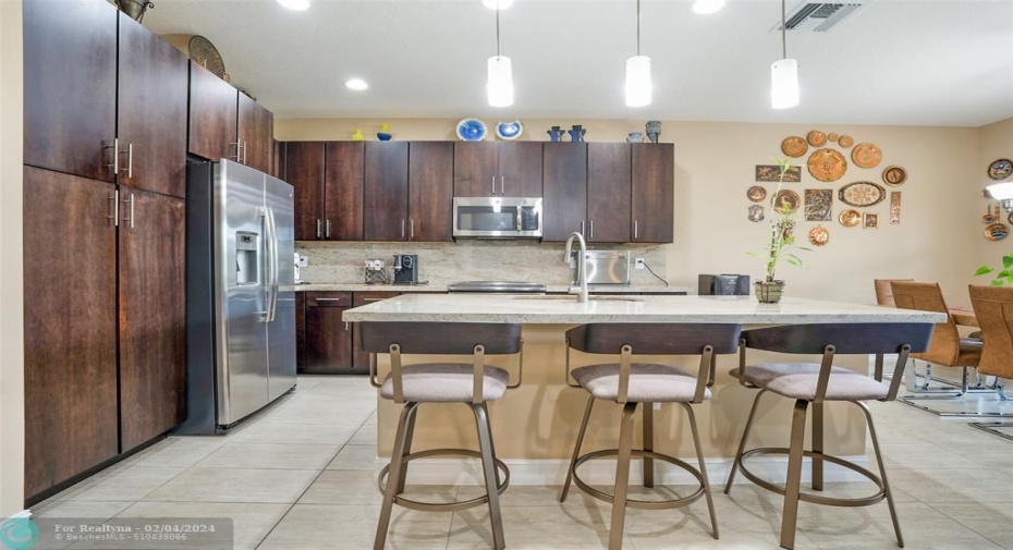 Kitchen with breakfast bar