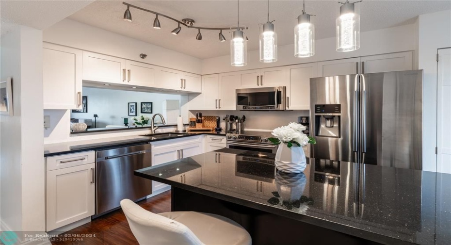 Gorgeous Kitchen with Island!