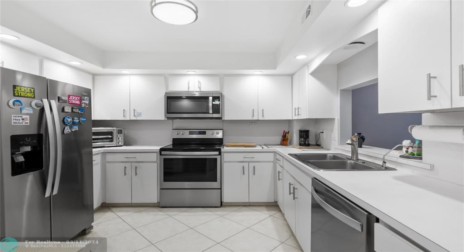 Stainless steel appliances, Stove, Fridge, Dishwasher