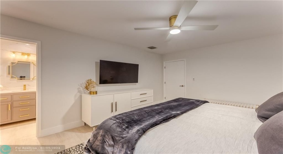 BEDROOM #1/ KING BED/ WALK IN CLOSET/ 55' ROKU SMART TV