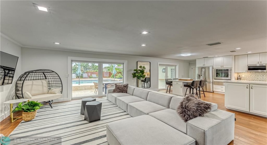 Open layout living room/dining/kitchen perfect for friends/family gatherings.