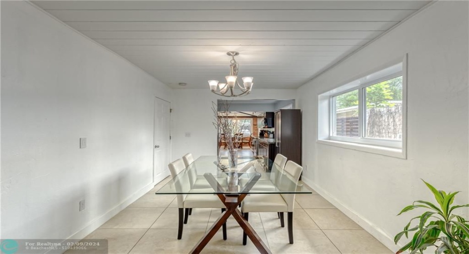 Main House Elegant dining table