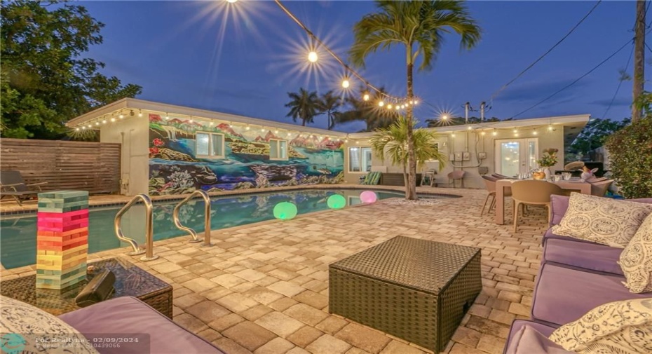 Fenced Private Oasis with Heated Pool/ BBQ/ Outdoor Dining Table. Pool Lounges & Beach Supplies