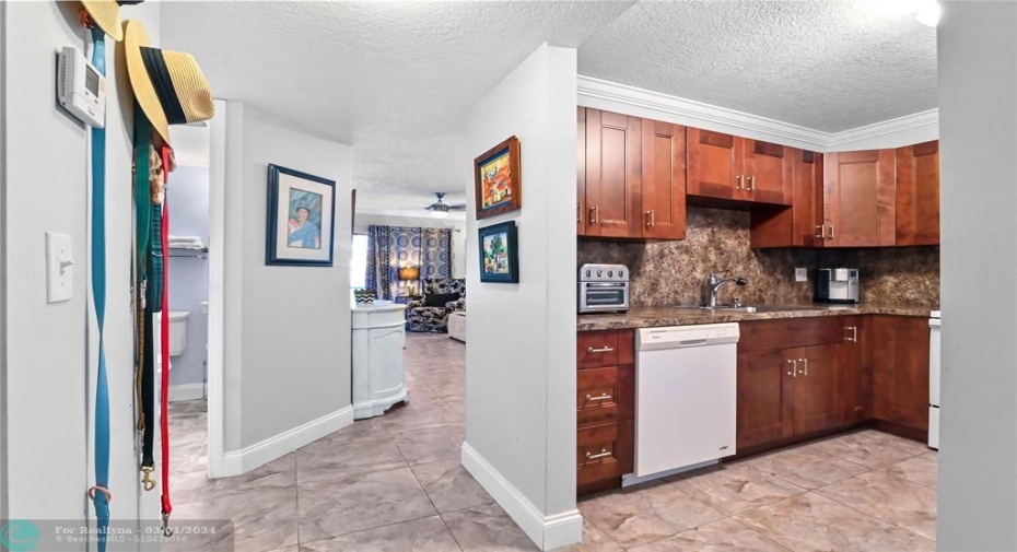 Foyer entry - tile thru-out NO carpet - knockdown ceilings