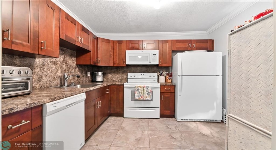Smooth top range, built in microwave oven, ice maker in frig