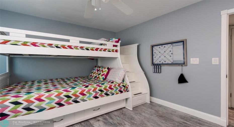 LARGE GUEST BEDROOM