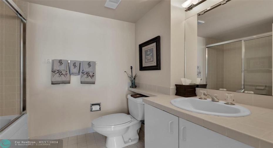 Bath between 2/3 bedrooms