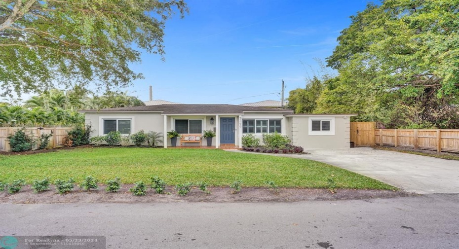 FULLY UPDATED! GREAT LOCATION!
