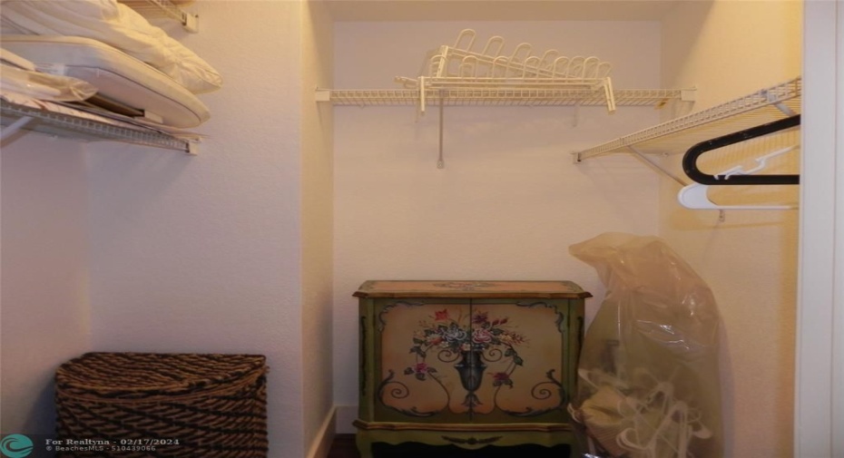 WALK-IN CLOSET