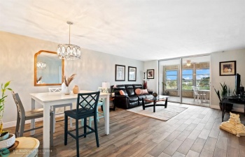 REMODELED 1120 Sq Ft Top Floor 2/2