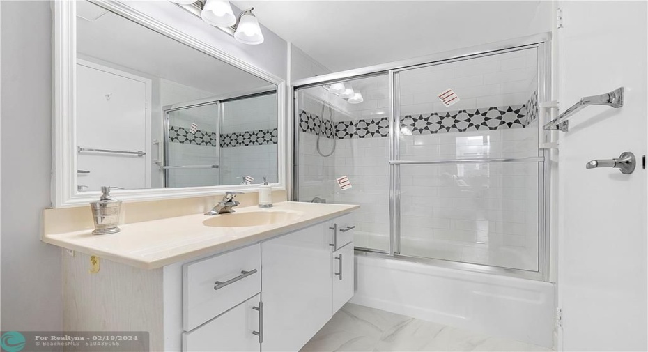 Bathrm with tub/shower