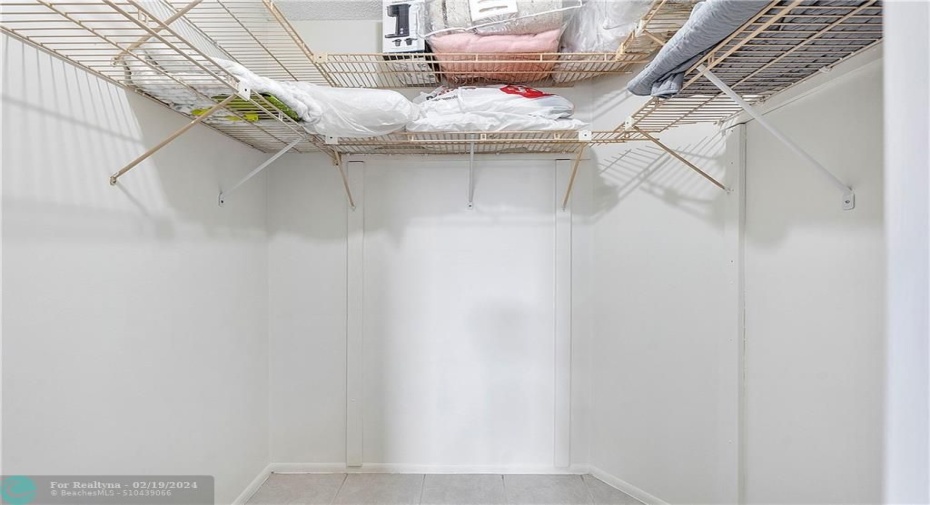 Walk in closet from bedrm