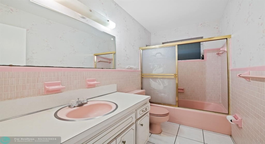 2nd bathroom w/shower and tub